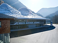 Inzell in den bayerischen Alpen mit der Eishalle Max Aicher Arena