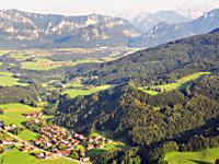 Siegsdorf mit Blick in die Berge